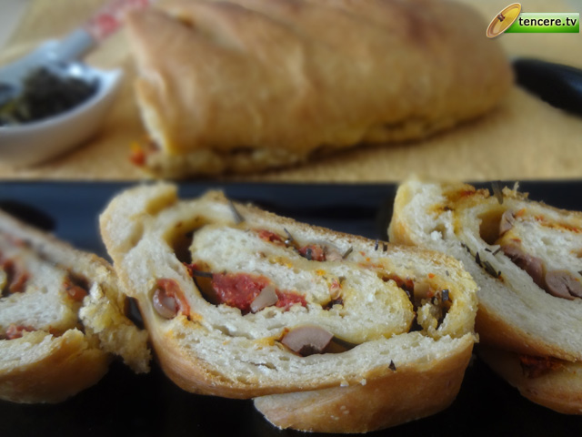 Zeytinli Domatesli Çörek tarifi