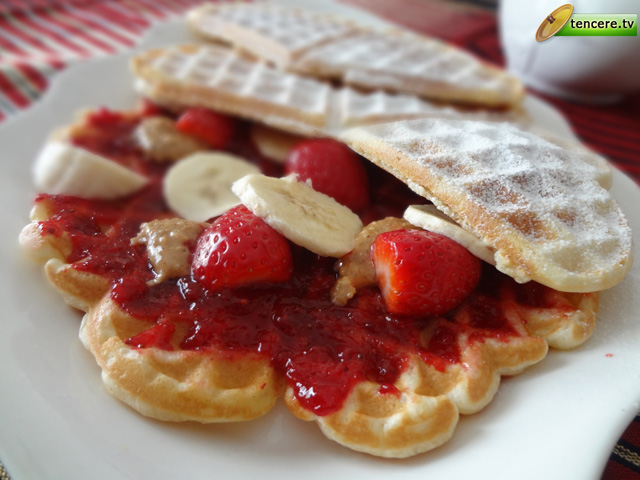Çilek Soslu Waffle tarifi