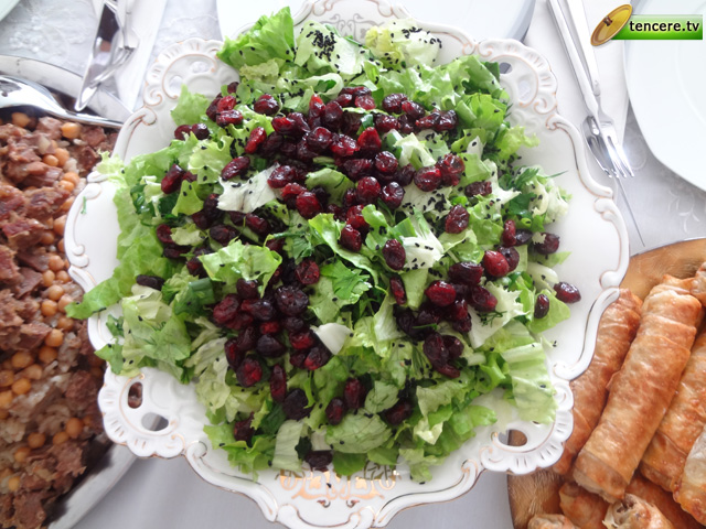 Yaban Mersinli Salata tarifi