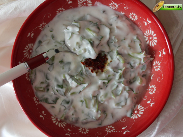 Yoğurtlu Semizotu Salatası tarifi