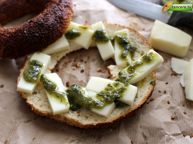 Pesto Soslu Simit Tost tarifi