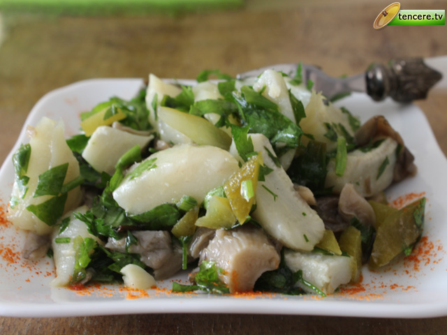 Enginarlı Mantarlı Sıcak Salata tarifi