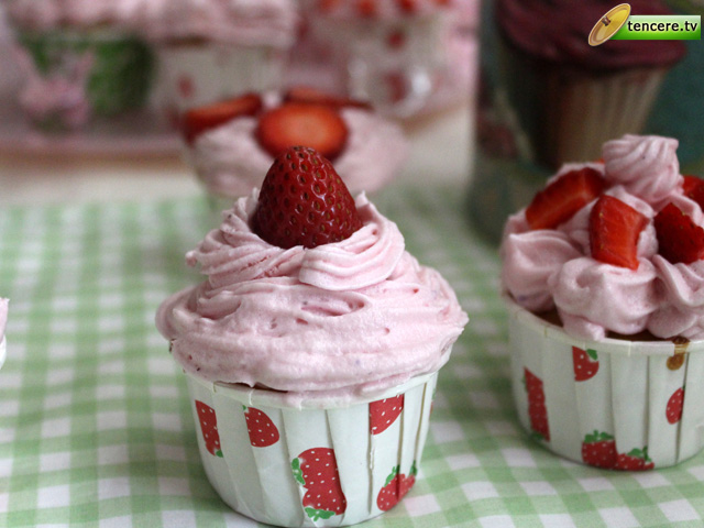 Orman Meyveli Cupcake Tarifi Kek Pasta Tarifleri 1 cay bardagi toz şeker 100 gram tereyagi 1 cay kaşigi vanilya 2 tane yumurta 1,5 cay bardagi un 1 kahve fincani suet 1 su bardagi pudra şekeri 1 corba. tencere tv