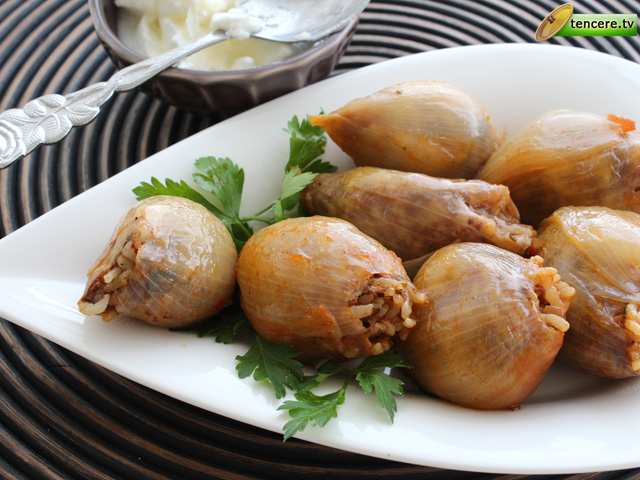 Sogan Dolmasi Etli Tarifi Yoresel Yemekler