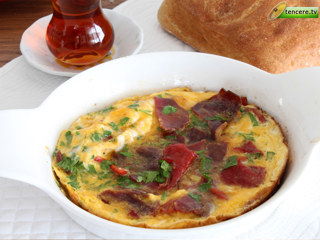 Pastırmalı Köz Biberli Omlet tarifi