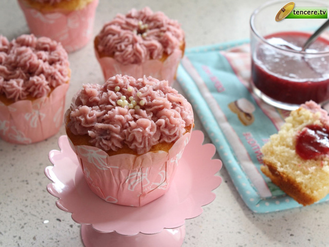 Erik Dolgulu Pembe Cupcake tarifi