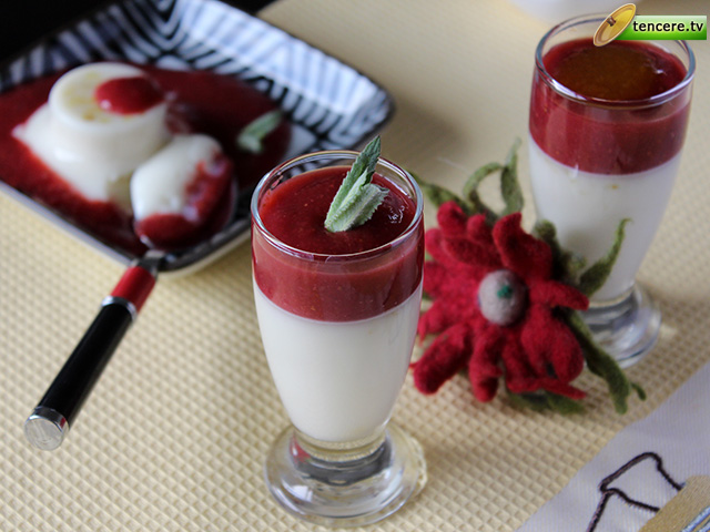 Çilek Soslu Panna Cotta tarifi